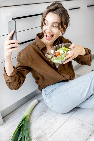 Vrouw maken selfie foto met gezonde salade — Stockfoto