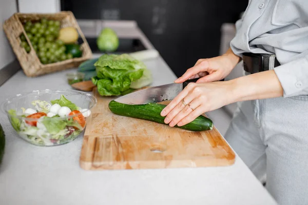 Mulher fazendo salada em casa — Fotografia de Stock