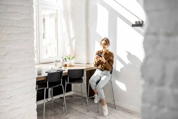 Kvinna i det vita matsalen hemma — Stockfoto