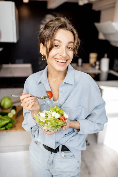 Femme avec salade saine sur la cuisine — Photo