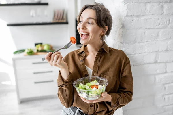 Mutfakta sağlıklı salatası olan bir kadın. — Stok fotoğraf