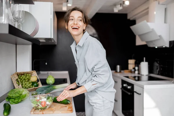 Mulher cozinhar comida saudável em casa — Fotografia de Stock
