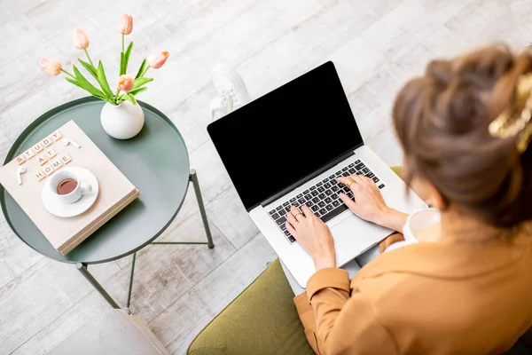 Vrouw die thuis op de computer werkt — Stockfoto