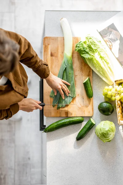 Vrouw kookt in de keuken, bovenaanzicht — Stockfoto