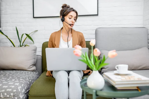 Kvinna som arbetar online hemifrån — Stockfoto