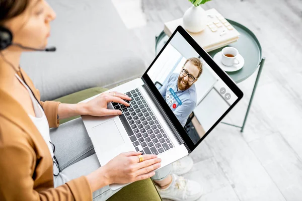 Geschäftsfrau mit Videotelefonie mit Mitarbeiterin — Stockfoto