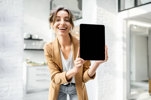 Επιχειρηματίας με ψηφιακό tablet σε εσωτερικούς χώρους, που δείχνει μια οθόνη — Φωτογραφία Αρχείου