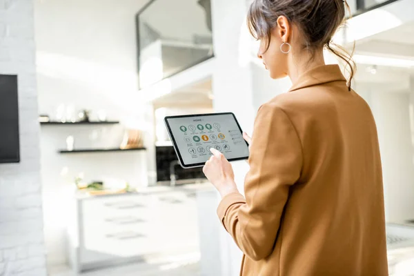 Controllo della smart home con un tablet digitale — Foto Stock