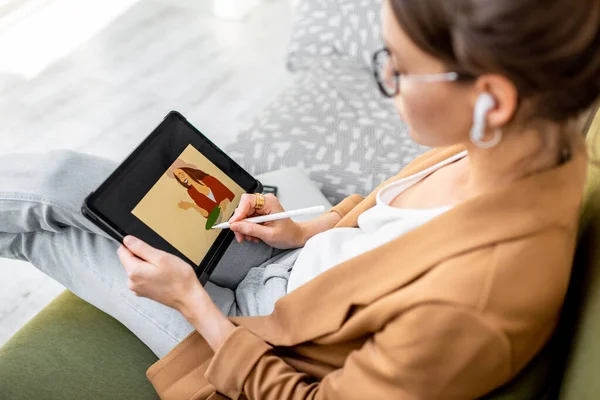 Mulher desenhando em um tablet digital, trabalhando em casa — Fotografia de Stock