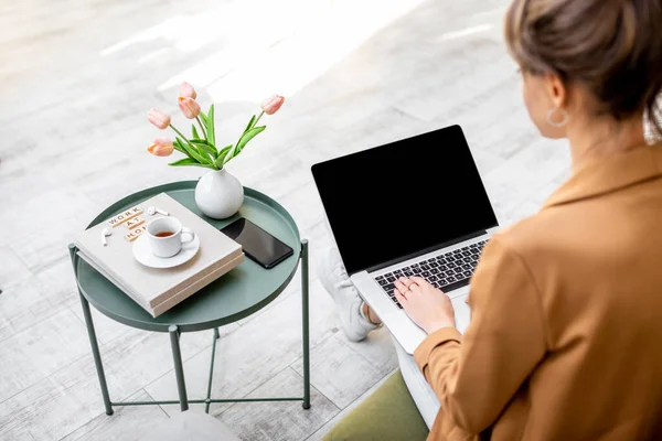 Vrouw die thuis op de computer werkt — Stockfoto