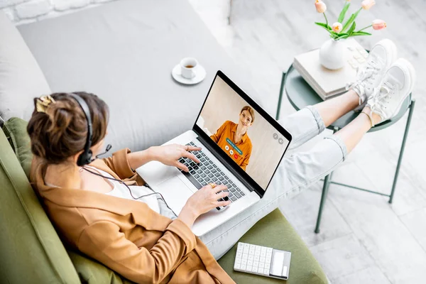 Mujer de negocios teniendo una videollamada con su compañero de trabajo — Foto de Stock