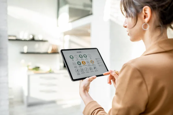 Smart Home mit digitalem Tablet steuern — Stockfoto