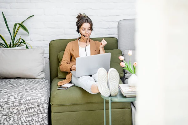 Mujer trabajando en línea desde casa —  Fotos de Stock