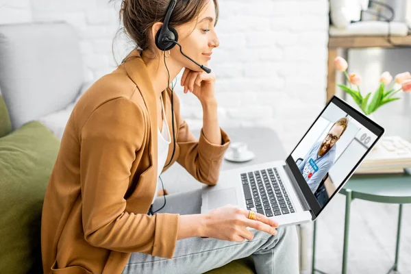 Business woman having a video call with coworker — Stock Photo, Image