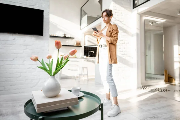 Affärskvinna med smarttelefon hemma — Stockfoto