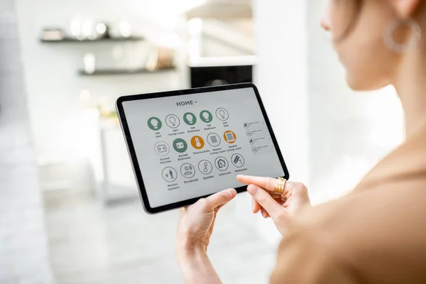 Έλεγχος smart home με ένα ψηφιακό tablet — Φωτογραφία Αρχείου