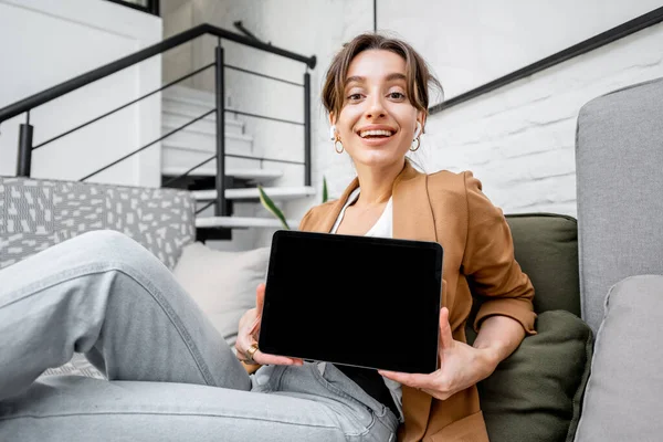Žena s digitálním tabletem doma, ukazuje obrazovku — Stock fotografie