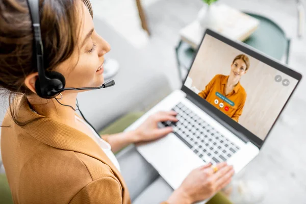 Zakelijke vrouw heeft een video gesprek met collega — Stockfoto