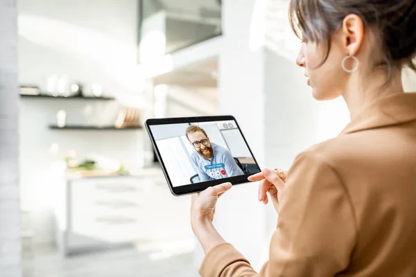Kvinna talar med medarbetare med hjälp av digital tablett — Stockfoto