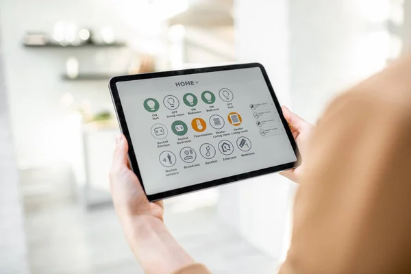 Έλεγχος smart home με ένα ψηφιακό tablet — Φωτογραφία Αρχείου