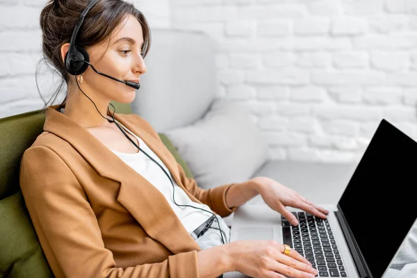 Frau arbeitet online von zu Hause aus — Stockfoto