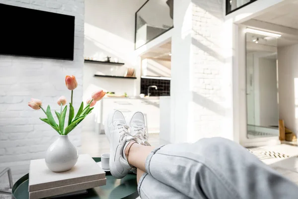 Relaxace v obývacím pokoji doma — Stock fotografie