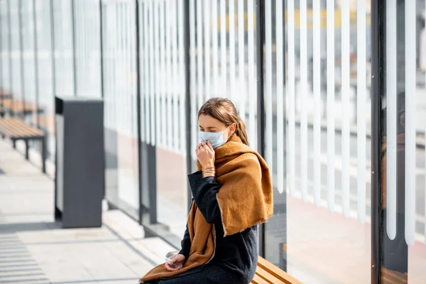 Женщина в маске во время эпидемии на открытом воздухе — стоковое фото