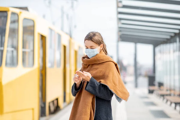 Жінка з маскою обличчя під час епідемії на відкритому повітрі — стокове фото