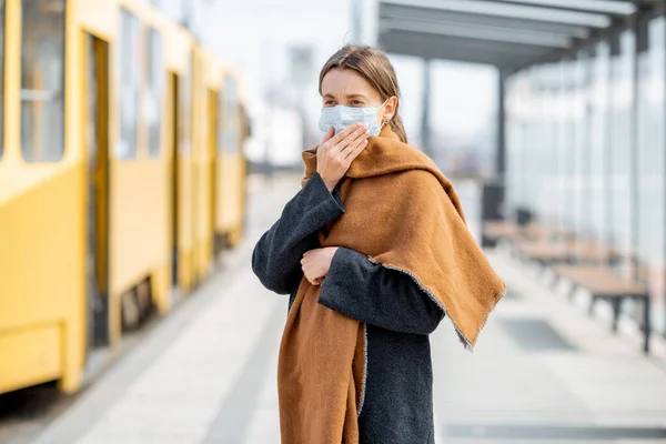 Kvinna med ansiktsmask under epidemin utomhus — Stockfoto