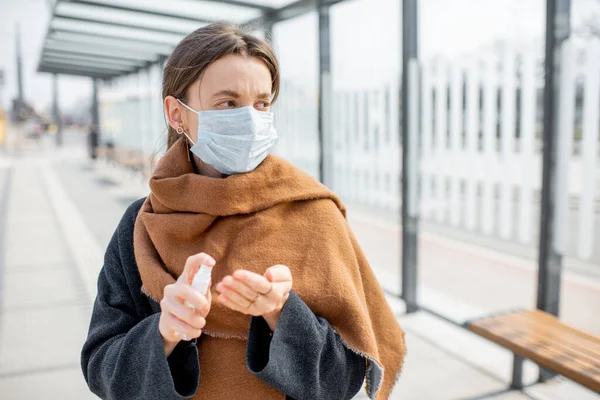 Жінка з маскою обличчя під час епідемії на відкритому повітрі — стокове фото