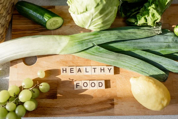 Grüne Lebensmittelzutaten auf dem Küchentisch — Stockfoto
