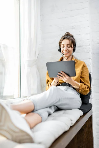 Frau arbeitet online auf der Fensterbank — Stockfoto