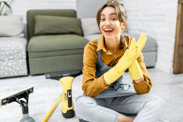 Dona de casa com ferramentas de limpeza em casa — Fotografia de Stock