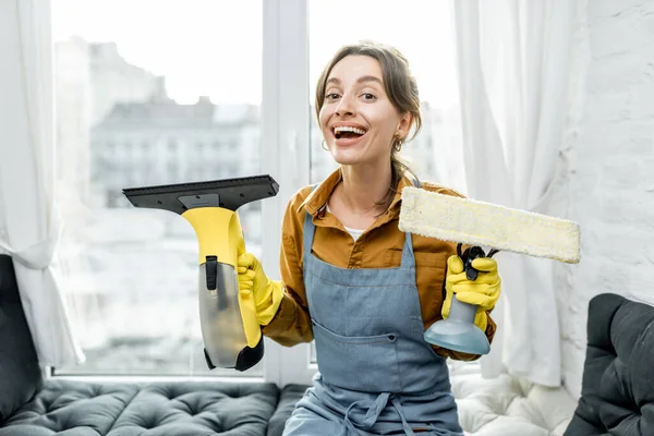 Hausfrau wäscht Fenster zu Hause — Stockfoto