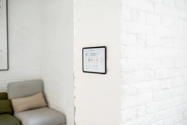 Painel de tela sensível ao toque de uma casa inteligente — Fotografia de Stock