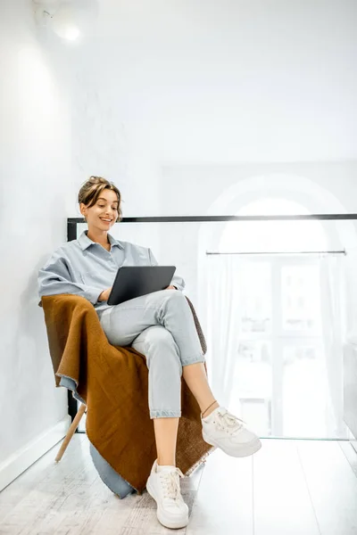 Kobieta pracująca na laptopie w domu — Zdjęcie stockowe