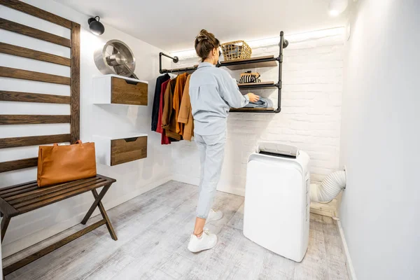 Mulher no guarda-roupa em casa — Fotografia de Stock