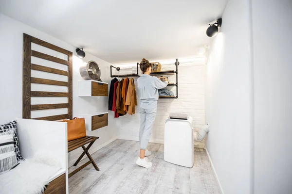 Mulher no guarda-roupa em casa — Fotografia de Stock