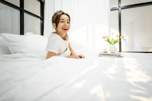 Hermosa mujer en el dormitorio — Foto de Stock