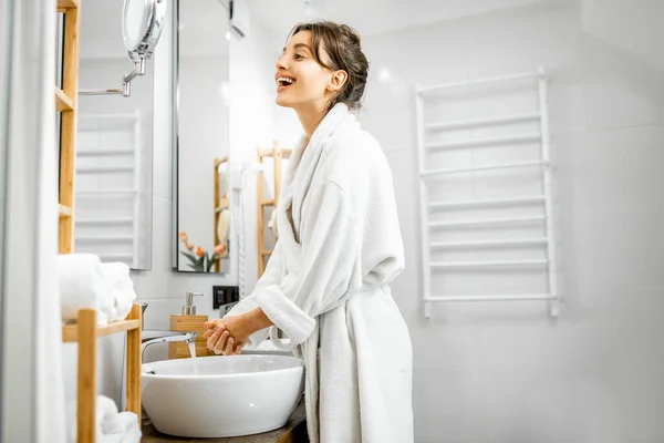 Mujer lavándose las manos en el baño — Foto de Stock