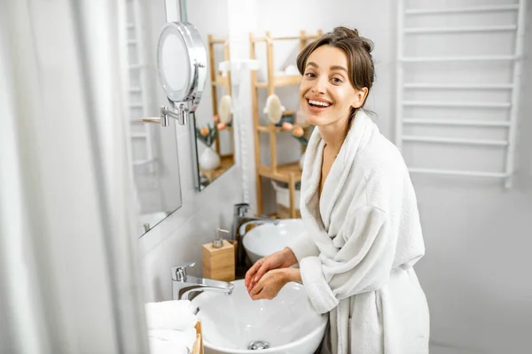 Женщина моет руки в ванной — стоковое фото