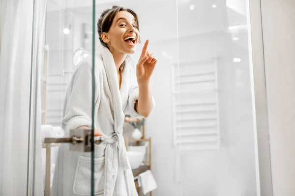Woman going to the bathroom — Stock Photo, Image