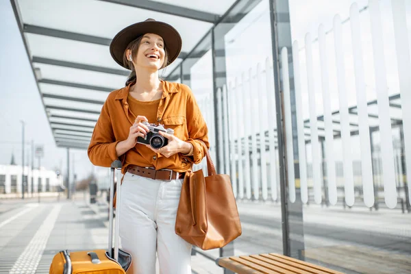 Νεαρή γυναίκα που ταξιδεύει με φωτογραφική μηχανή στη σύγχρονη πόλη — Φωτογραφία Αρχείου