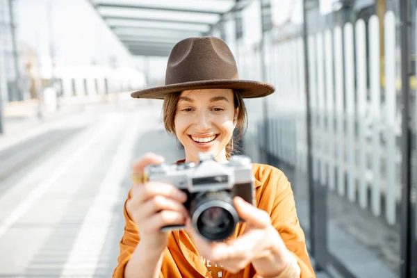 Portrait d'un jeune voyageur joyeux à l'extérieur — Photo