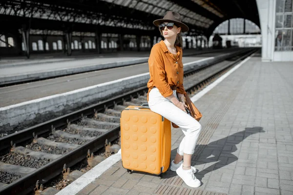 Vrouw op het oude treinstation — Stockfoto