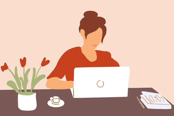 Mulher trabalhando em um laptop no ambiente acolhedor escritório —  Vetores de Stock