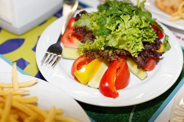 Talerz z warzywami na stole — Zdjęcie stockowe
