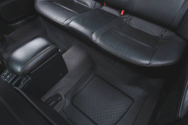 Arabanın içi, arka koltukların bir kısmı, kapalı.