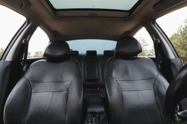 Arabanın içi, ön koltuklar, kapalı.