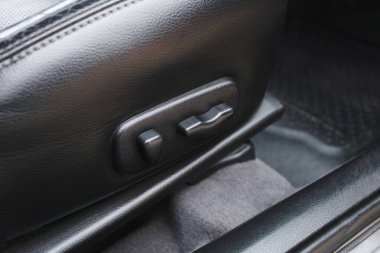 Arabanın koltuk pozisyonunu ayarlıyorum.